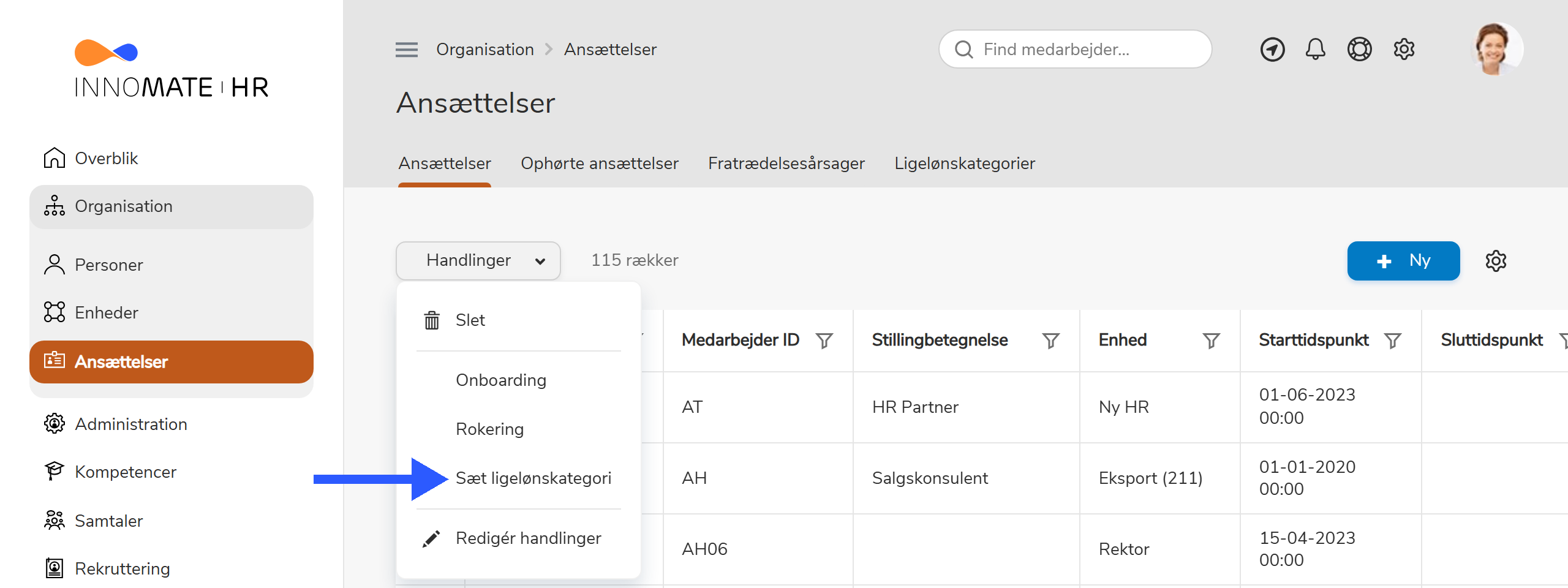 Handlingen Sæt ligelønskategori valgt fra Handlinger-menuen på Ansættelser-listen