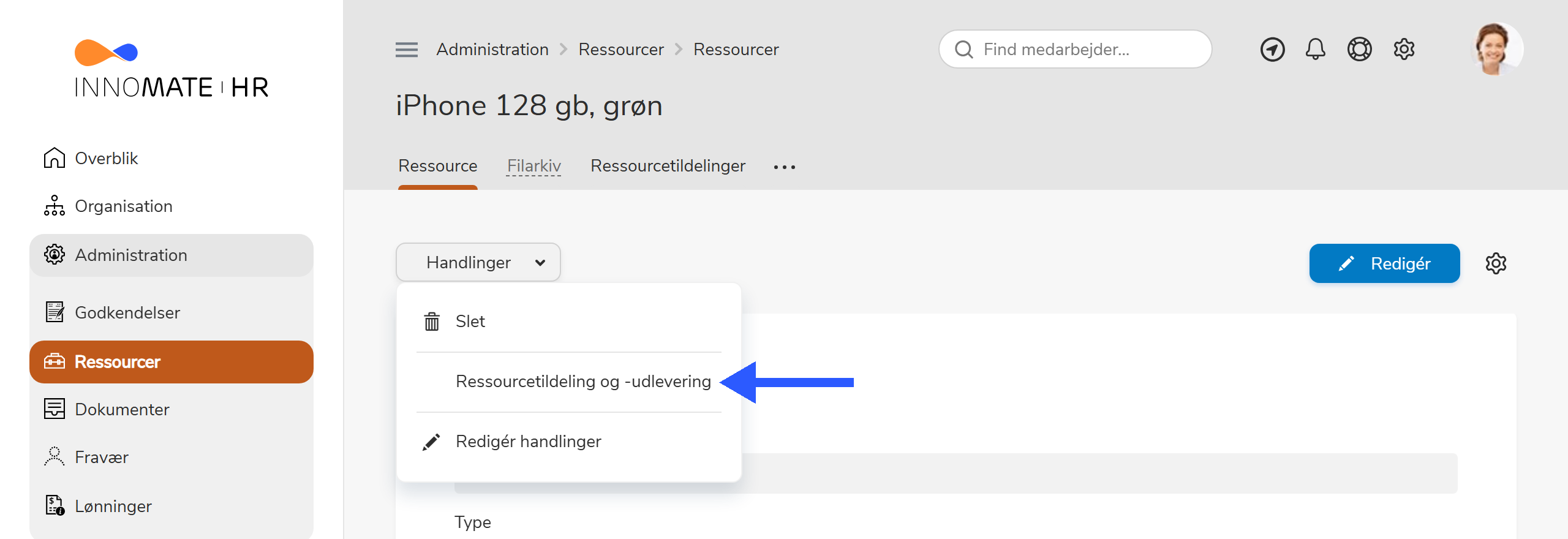 Handlinger-dropdown på ressourcedetalje med Ressourcetildeling og -udlevering fremhævet